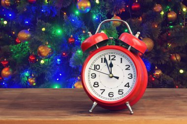 Saat on iki yönünde b zemin üzerine kırmızı retro çalar saat