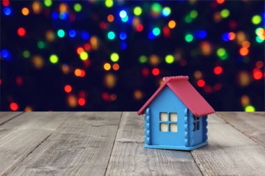 Bokeh ile arka plan bulanık küçük ev.
