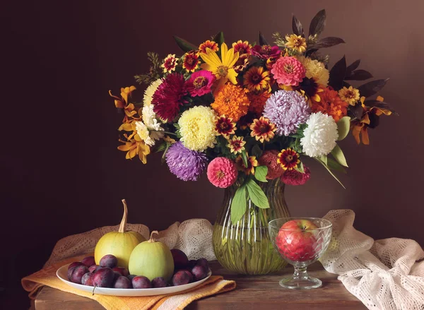 Natura morta autunnale con bouquet e frutta . — Foto Stock