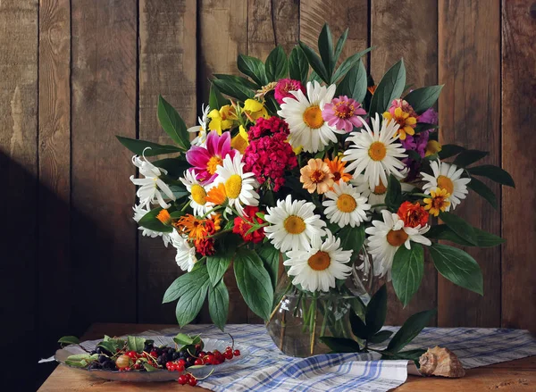 Sommer-Stillleben mit einem Strauß und Beeren. — Stockfoto