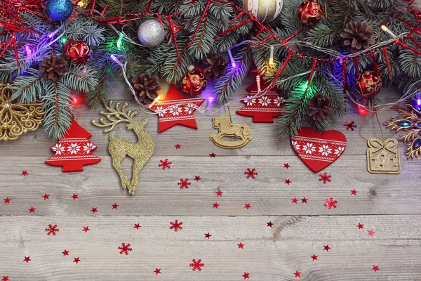 Weihnachtlicher Hintergrund mit geschmückten Tannenzweigen und Konfetti. — Stockfoto