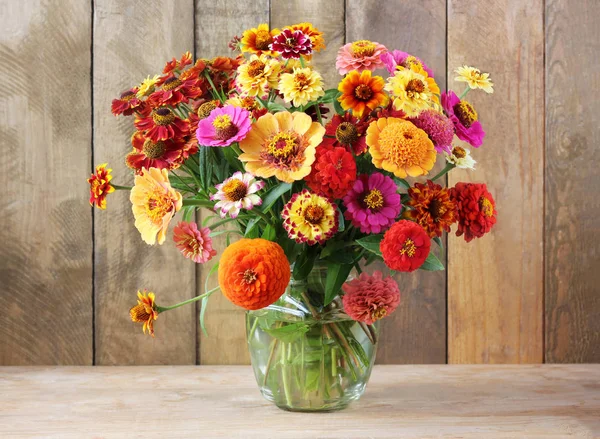 Boeket van tuin bloemen op een achtergrond van platen. — Stockfoto