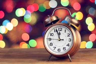 Saat on iki yönünde bokeh zemin üzerine Retro çalar saat