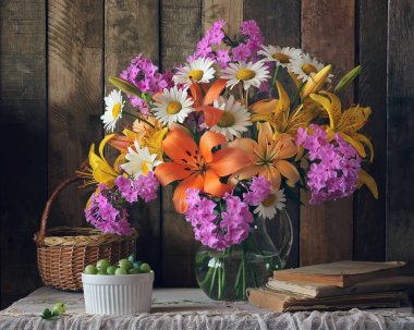 Lilyum ve bektaşi üzümü, rustik tarzı ile natürmort.