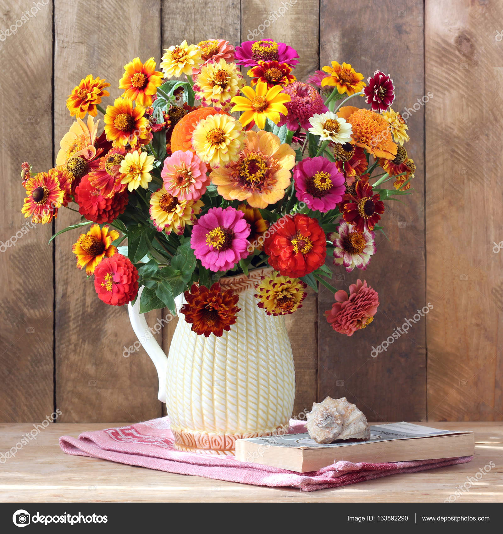 Sommerstrauß auf dem Tisch und das Buch. — Stockfoto © BalaguR #133892290