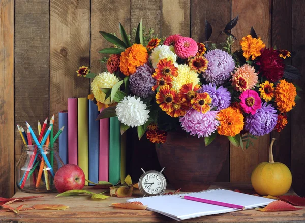 Bouquet e libro. Natura morta. Ritorno a scuola . — Foto Stock