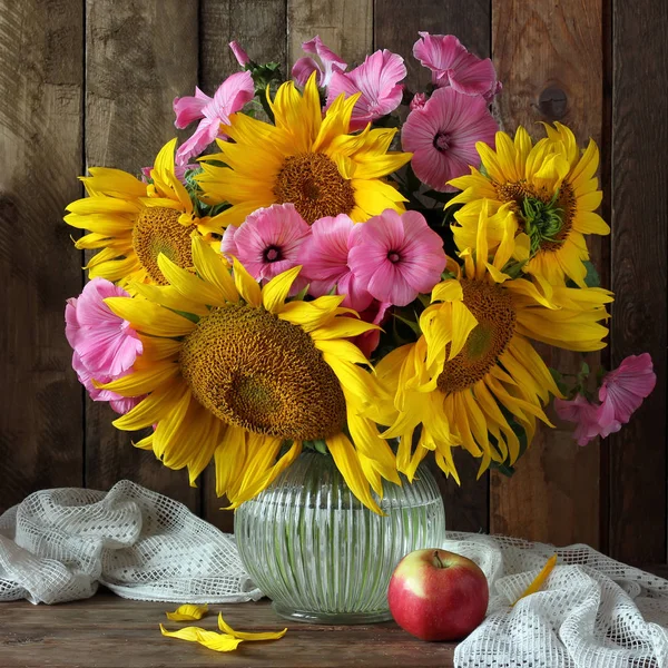 Stillleben mit Sonnenblumen im rustikalen Stil. — Stockfoto