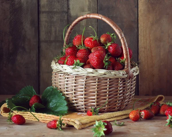 Fraise mûre dans le panier sur la table . — Photo