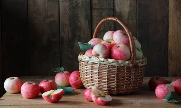 Äpfel im Korb. — Stockfoto