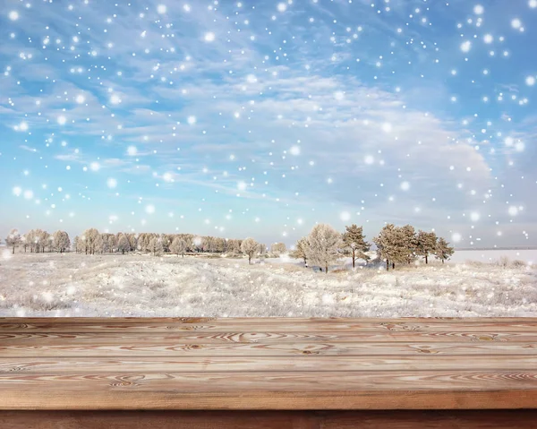 Kış manzara arka plan üzerinde ahşap masa. — Stok fotoğraf