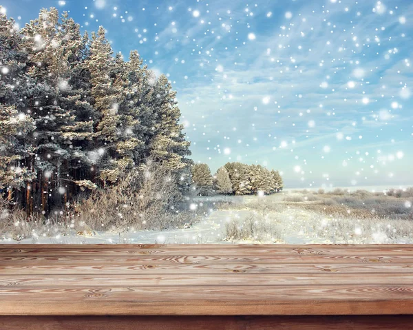 Tavolo di legno su uno sfondo di paesaggio invernale . — Foto Stock