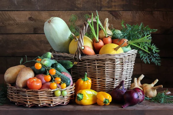 La naturaleza muerta con hortalizas y la cesta . — Foto de Stock