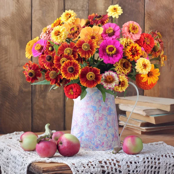 Nature morte d'été avec un bouquet et des pommes . — Photo