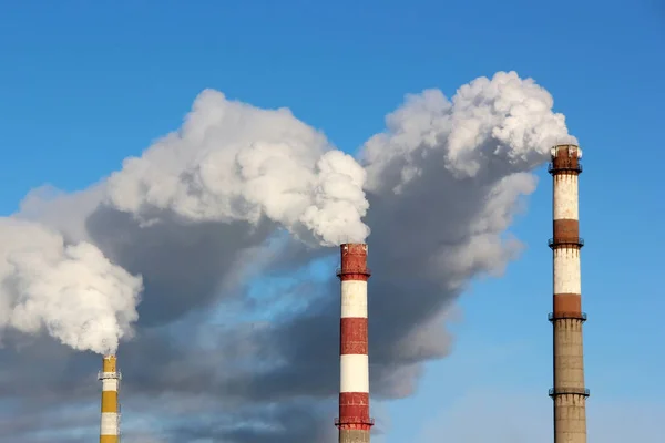 Explosión de humo denso de las tres chimeneas de la fábrica . — Foto de Stock