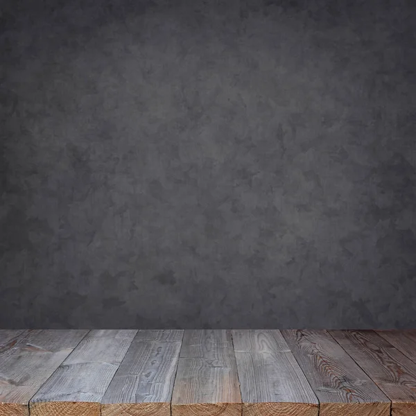 Leerer Holztisch vor einer grauen Wand. — Stockfoto