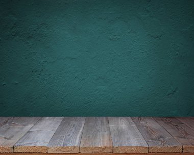 boş ahşap masa mavi bir duvara karşı.