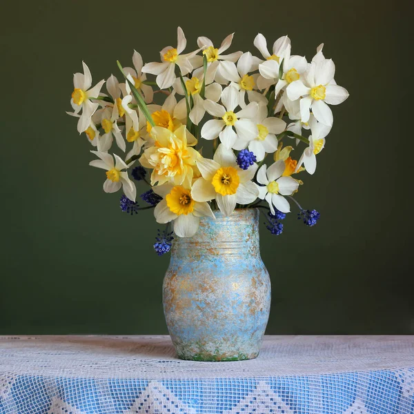 Bouquet of yellow daffodils on the table with a lace tablecloth. — Stock Photo, Image