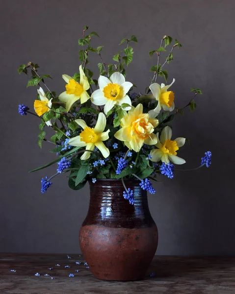 Μπουκέτο από daffodils σε μια κανάτα. — Φωτογραφία Αρχείου