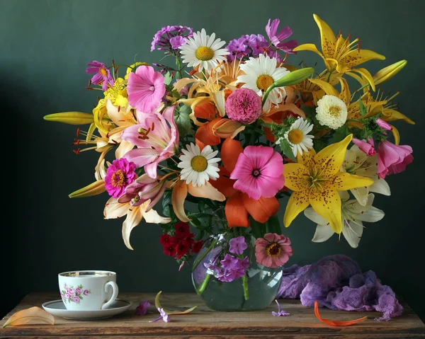Boeket van tuin bloemen en Cup in retro stijl — Stockfoto