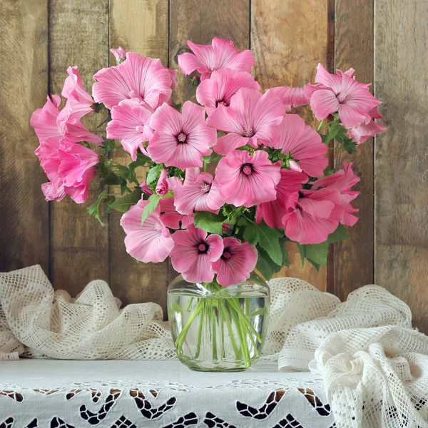 Bouquet of pink garden flowers in a glass jar — Stock Photo, Image