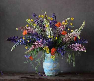 lupines ve düğünçiçekleri