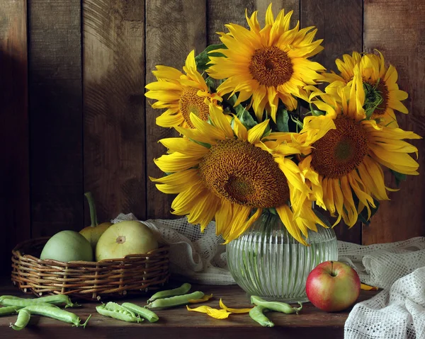 Girasoli nel vaso sul tavolo in interni di campagna . — Foto Stock