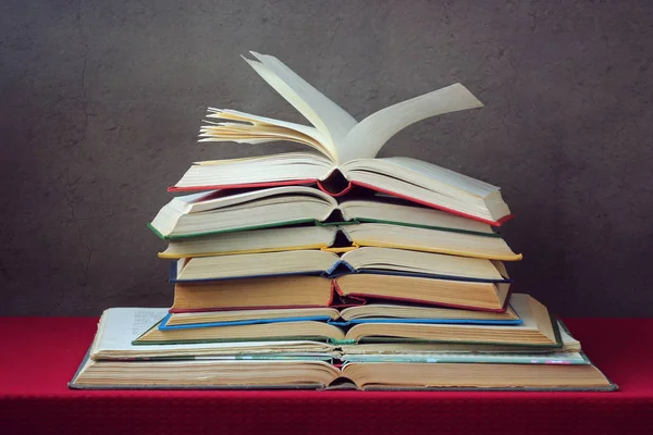 Pila de libros abiertos sobre la mesa —  Fotos de Stock