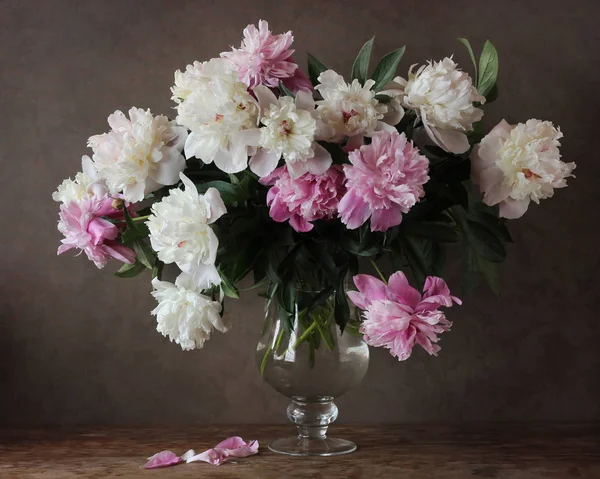 Een boeket van witte en roze pioenrozen — Stockfoto