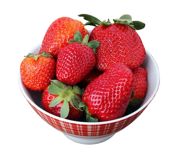 흰색 배경에 고립 된 그릇에 딸기 — 스톡 사진