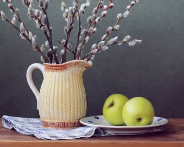 buket willows vazo ve yeşil elma ile.