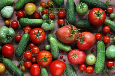 kırmızı domates ve yeşil salatalık, üstten görünüm.