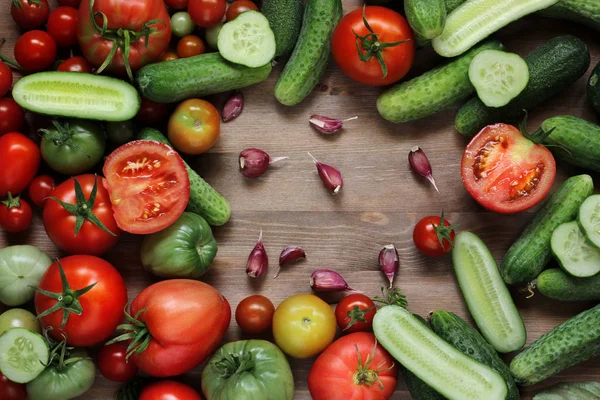 Tomates vermelhos e pepinos verdes, vista superior . — Fotografia de Stock