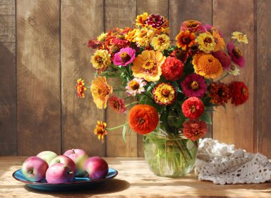 bir buket ve elma ile güneş natürmort.