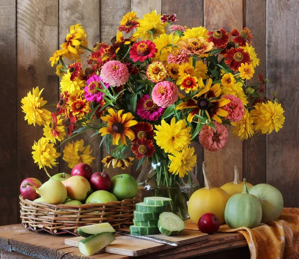 Naturaleza muerta del país con flores, frutas y verduras . —  Fotos de Stock