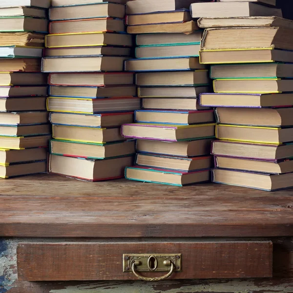 空的木桌，书的背景 — 图库照片