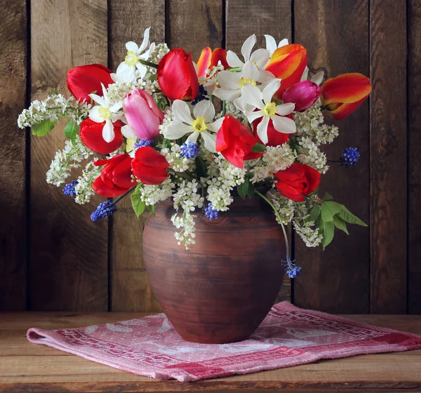 Lente boeket in een pot van klei — Stockfoto