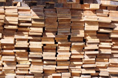 Yığın doğranmış tahta.