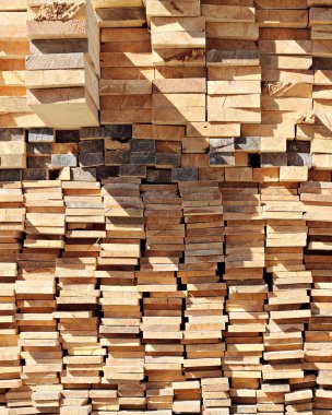 Yığın doğranmış tahta.