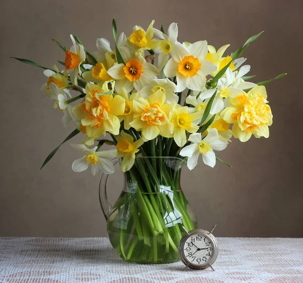 Buquê de narcisos amarelos no jarro transparente — Fotografia de Stock