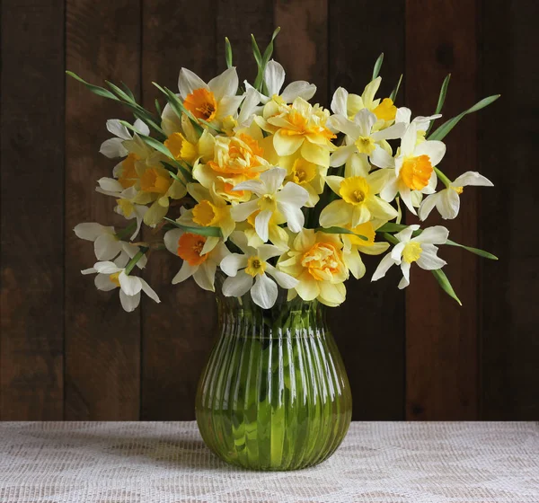 Kytice narcisů v skleněná váza. — Stock fotografie