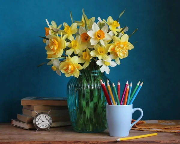 Ramo de narcisos amarillos en un jarrón azul — Foto de Stock