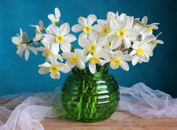Strauß weißer Narzissen in einer grünen Vase. — Stockfoto