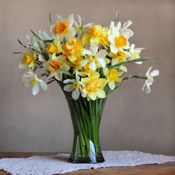 Strauß Frühlingsblumen in einer Glasvase. — Stockfoto