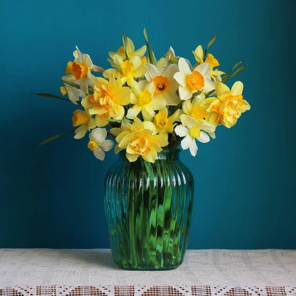 Narcisos amarelos em um vaso na mesa — Fotografia de Stock