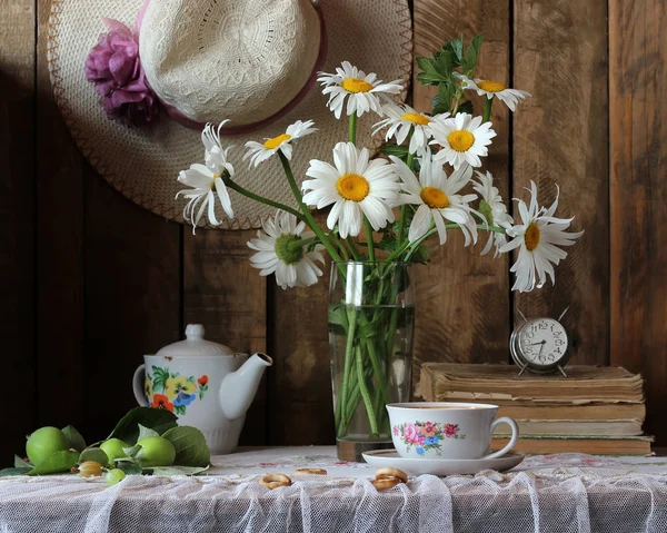 Retro-Stillleben mit Gartenblumen, Büchern und einer Tasse. — Stockfoto