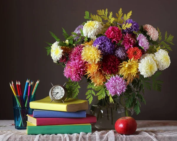 Bouquet and book. Back to school. September 1. — Stock Photo, Image