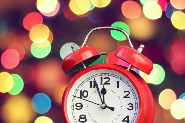 Saat on iki yönünde b zemin üzerine kırmızı retro çalar saat