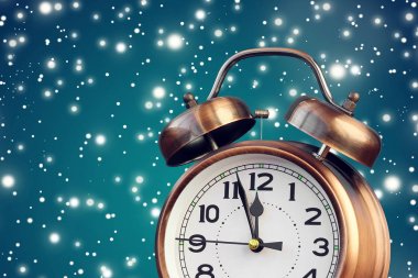 Saat on iki yönünde uçan kar ortasında bronz retro çalar saat.