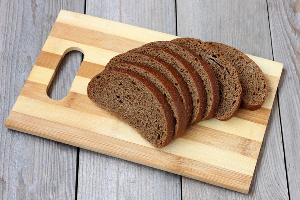 Rye bread, cut into pieces, lies on a chopping Board — Stock Photo, Image