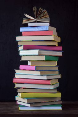 Okul yönetimi arka plan üzerinde kitap yığını.